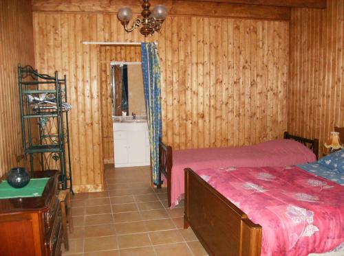 une chambre avec deux lits et une salle de bain dans l'établissement Gite piscine au sel, à Castillonnès