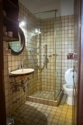 Koupelna v ubytování Oikoperiigitis Hotel