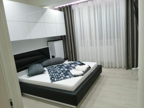 سرير أو أسرّة في غرفة في Roua Apartament