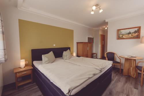 En eller flere senge i et værelse på Hotel Spießberghaus