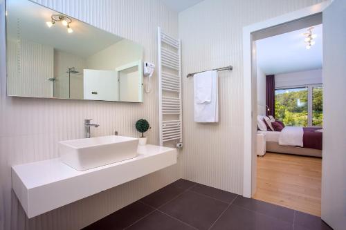 Posteľ alebo postele v izbe v ubytovaní Villa Agava with heated pool, Jacuzzi, sauna, gym, 4 en-suite bedrooms