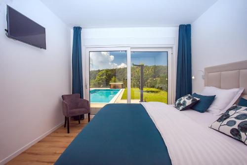 Posteľ alebo postele v izbe v ubytovaní Villa Agava with heated pool, Jacuzzi, sauna, gym, 4 en-suite bedrooms