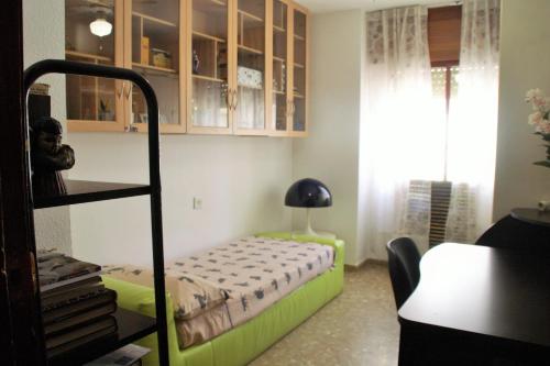 um pequeno quarto com uma cama e uma prateleira em LOLA em Granada