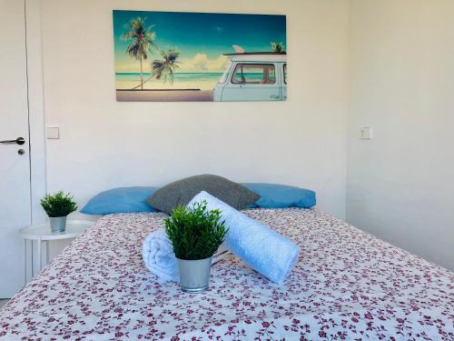 マドリードにあるPisos con Piscina Barrio Exclusivo-MOVISTAR ARENA alquiler temporadaの壁に絵が描かれた部屋のベッド1台