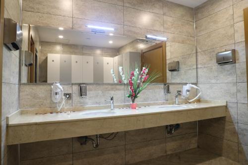 Ένα μπάνιο στο New Garden Hotel