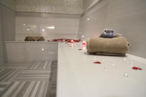 Ένα μπάνιο στο New Garden Hotel