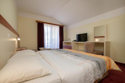 Postel nebo postele na pokoji v ubytování Hotel Adria