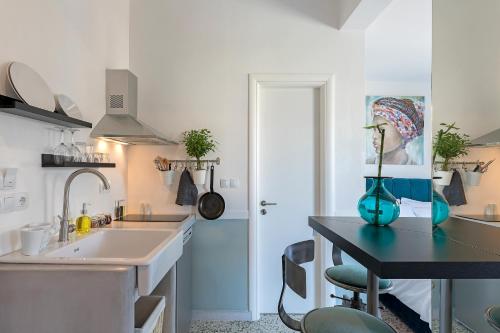 Kuchyňa alebo kuchynka v ubytovaní Athenian Lofts
