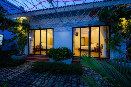 a house with a room with a bed at Commander Lodge in Phong Nha