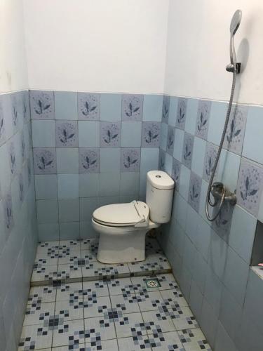 uma casa de banho com um WC e um chuveiro em RedDoorz near Pantai Barat Pangandaran 2 em Pangandaran