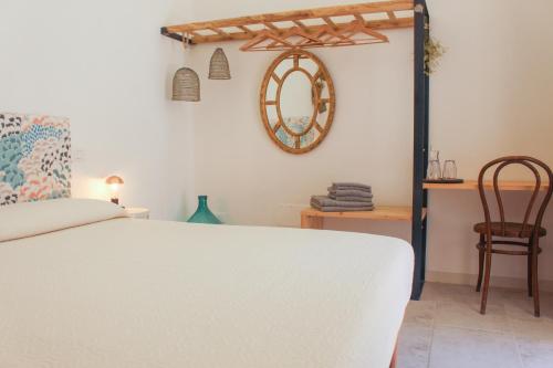 1 dormitorio con cama y espejo en la pared en Casa MaHe, en Lecce