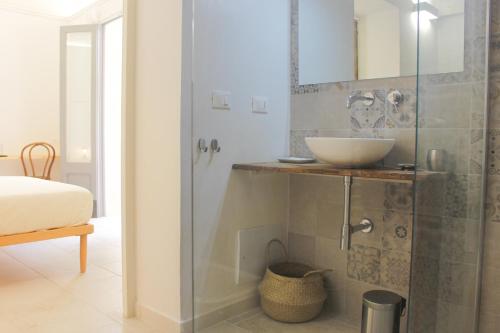y baño con lavabo y espejo. en Casa MaHe en Lecce