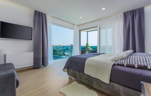une chambre avec un lit et une grande fenêtre dans l'établissement Villa Emelie, à Medulin