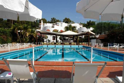 La Locanda Azzurra في سانريمو: مسبح كبير مع كراسي ومبنى