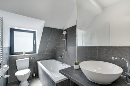 Ένα μπάνιο στο Stay Here ND Apartments