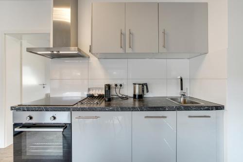 Η κουζίνα ή μικρή κουζίνα στο Stay Here ND Apartments