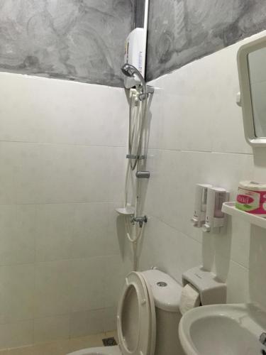 Bilik mandi di Innkhun House URT Suratthani Airport