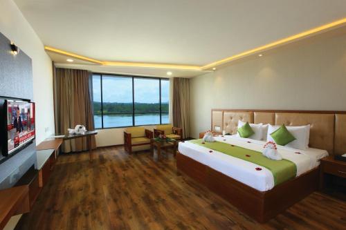 En eller flere senger på et rom på The River Retreat Heritage Ayurvedic Resort
