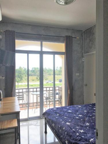 Katil atau katil-katil dalam bilik di Innkhun House URT Suratthani Airport