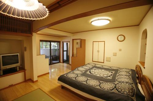 Postel nebo postele na pokoji v ubytování Masutomi Ryokan