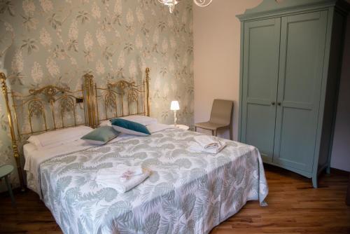 a bedroom with a bed with a blue and white blanket at Boutique Villa Etna d'A'mare in Trecastagni