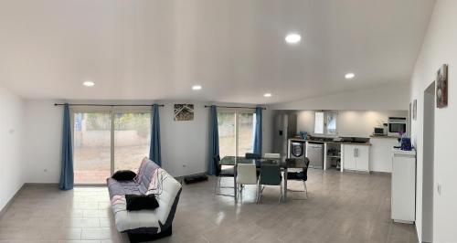 un salon avec un canapé et une table dans l'établissement Appartement corse olmeto, à Olmeto