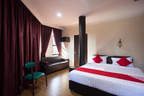 מיטה או מיטות בחדר ב-OYO 43915 T P Hotel
