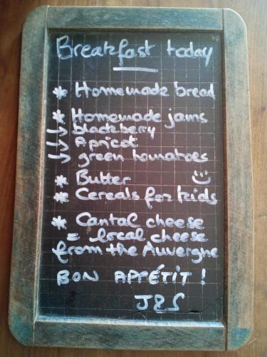 a chalkboard with writing on it on a table at Le Vallon d'Armandine, gîte écologique Auvergne in Saint-Hilaire