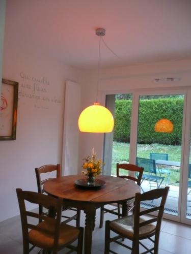 une salle à manger avec une table et des chaises en bois dans l'établissement La Porte du Paradis, à Doussard
