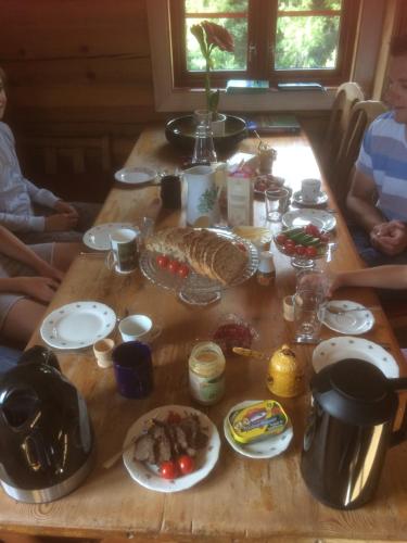 SaulandTjonnas Farm Stay的桌子上放着食物,人们坐在桌子周围