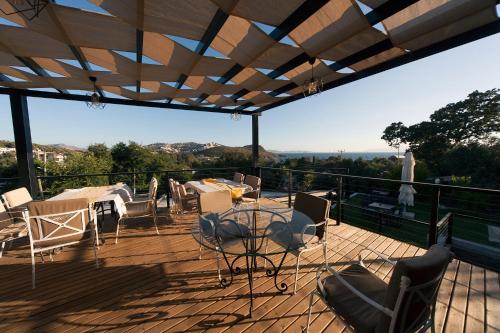 eine Terrasse mit einem Tisch und Stühlen darauf in der Unterkunft Metins Gümüşlük in Bodrum City