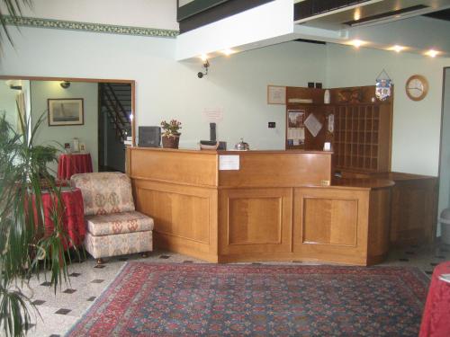 una sala con un banco y una silla en Hotel Alpi Del Mare en Mondovì