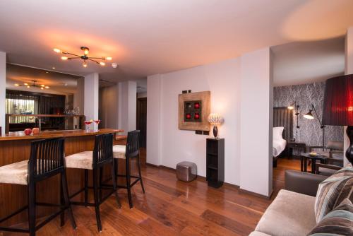 a living room with a bar and a couch at The Twelve Hotel in Barna