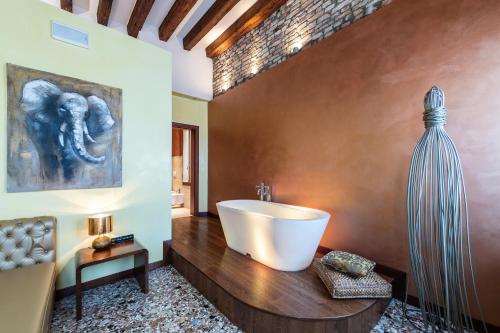 La salle de bains est pourvue d'une grande baignoire et d'un lavabo. dans l'établissement Abbazia De Luxe, à Venise