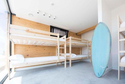 Moana Eco Surf House tesisinde bir ranza yatağı veya ranza yatakları