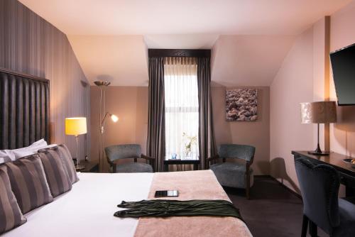 a hotel room with a bed and a window at The Twelve Hotel in Barna