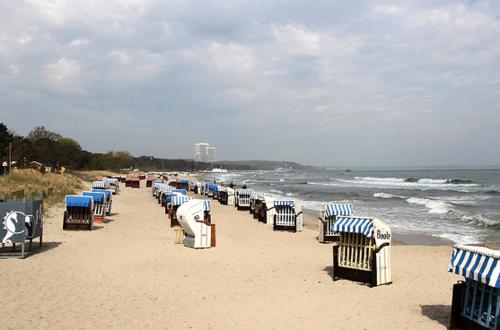 a row of beach chairs on a sandy beach at Ankerplatz Timmendorfer Strand in Timmendorfer Strand