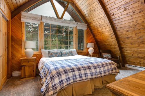 A bed or beds in a room at Creekside Chalet