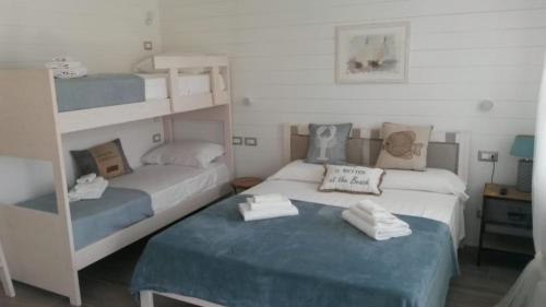 a room with two bunk beds and a table at Laura e Christian - Rooms in Grado