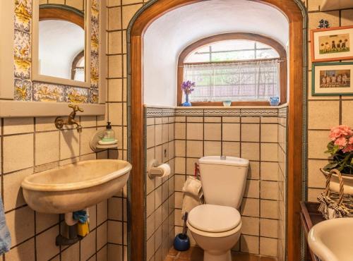 カロンジェにあるMas Toi by Costabravawayの洗面台とトイレ付きのバスルーム