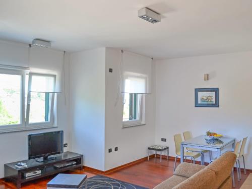Μια τηλεόραση ή/και κέντρο ψυχαγωγίας στο Apartment Jadranka-3 by Interhome