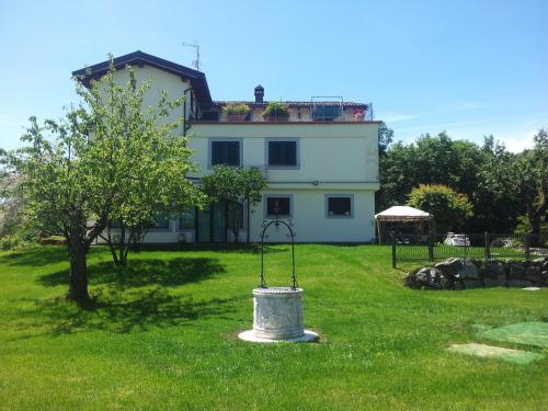 a house with a bird bath in the middle of a yard at Cascina Rosa Camilla in Carpeneto