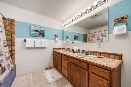 A kitchen or kitchenette at Whale-come Home