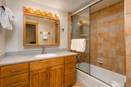 Kylpyhuone majoituspaikassa Creekside Chalet