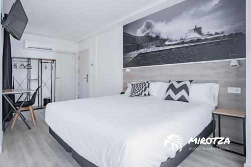 เตียงในห้องที่ MIROTZA ROOMS AND APARTMENTS