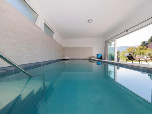 - une piscine dans une maison avec une grande fenêtre dans l'établissement Holiday Home Manea by Interhome, à Tribalj