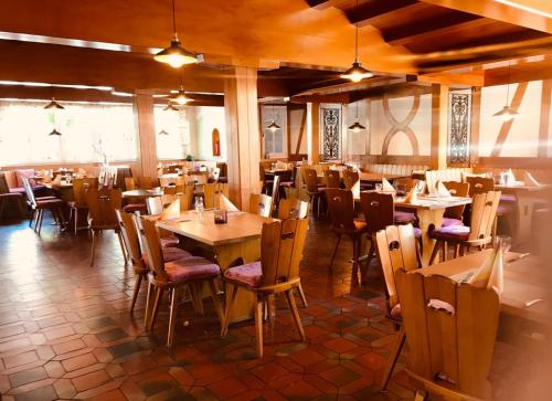 - un restaurant avec des tables et des chaises dans une salle dans l'établissement Gasthof Hirschen, à Gailingen am Hochrhein