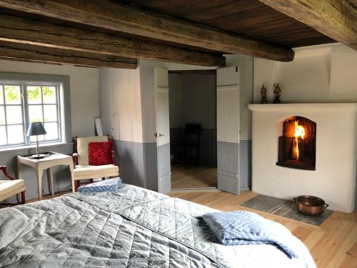 um quarto com uma cama grande e uma lareira em Old Wing em Enköping