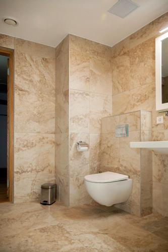 Ένα μπάνιο στο Riverside Apartment 2