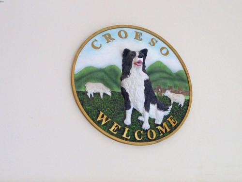 LlanilarにあるHoliday Home Dinas y Gadair by Interhomeの野生の犬羊の看板